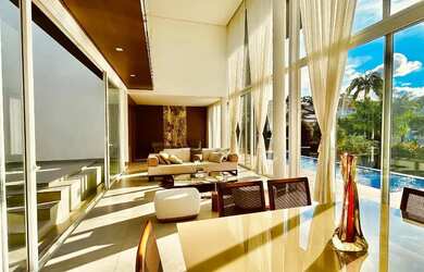 Imagem: A casa em condomínio possui 4 Dormitórios, 5 Banheiros, 600m²