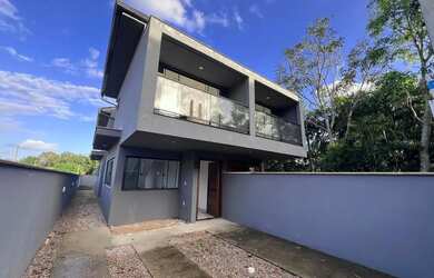 Imagem: A casa possui 2 Dormitórios, 3 Banheiros, 2 Vagas na garagem