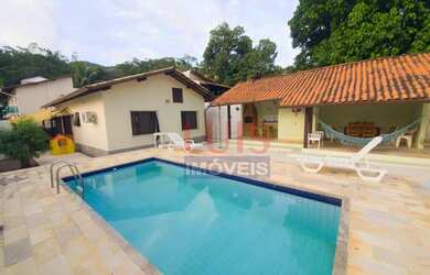 Imagem: A casa possui 2 Dormitórios, 3 Banheiros, 2 Vagas na garagem