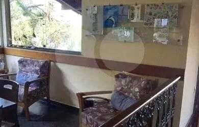 Imagem: A casa possui 5 Dormitórios, 3 Banheiros, 450m² de Área e