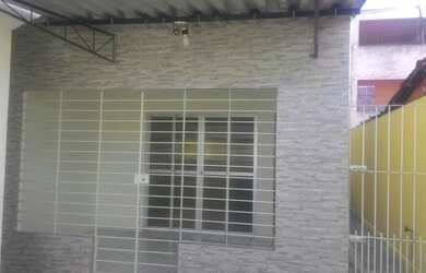 Imagem: A casa possui 3 Dormitórios, 2 Banheiros, 1 Vaga na garagem