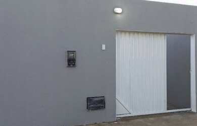 Imagem: A casa possui 3 Dormitórios, 1 Banheiro, 1 Vaga na garagem