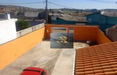 Imagem: A casa possui 3 Dormitórios, 2 Banheiros, 5 Vagas na garagem