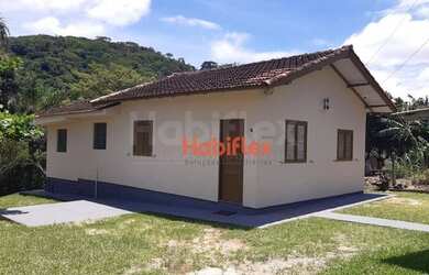 Imagem: A casa possui 3 Dormitórios, 1 Banheiro, 1 Vaga na garagem