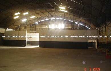 Imagem: O depósito possui 5 Vagas na garagem e 2220m² de Área e está