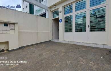 Imagem: O depósito possui 2 Vagas na garagem, 210m² de Área e está