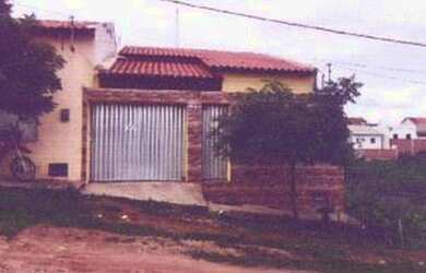 Imagem: A casa possui 2 Dormitórios, 1 Banheiro, 1 Vaga na garagem