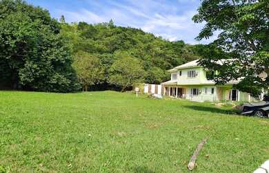 Imagem: O terreno possui 475m² de Área, Piscina, Varanda e está