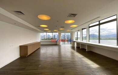 Imagem: O depósito possui 5 Vagas na garagem, 430m² de Área e está