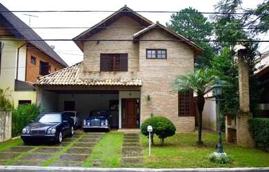 Imagem: A casa possui 4 Dormitórios, 5 Banheiros, 5 Vagas na garagem