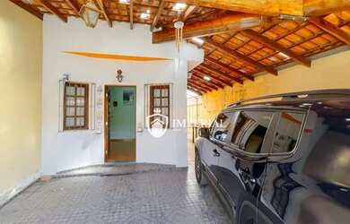 Imagem: A casa possui 2 Dormitórios, 1 Banheiro, 2 Vagas na garagem