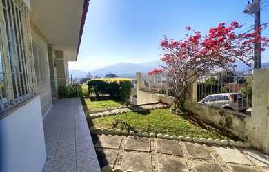 Imagem: A casa possui 3 Dormitórios, 2 Banheiros, 4 Vagas na garagem