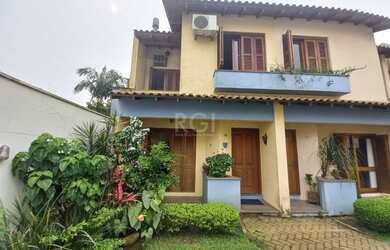 Imagem: A casa em condomínio possui 3 Dormitórios, 4 Banheiros, 2