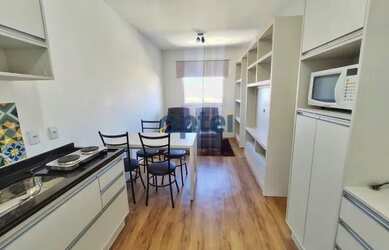 Imagem: O apartamento possui 1 Dormitório, 1 Banheiro, 1 Vaga na garagem