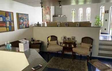 Imagem: A casa possui 4 Dormitórios, 4 Banheiros, 5 Vagas na garagem