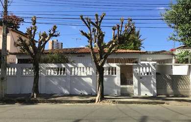 Imagem: A casa possui 4 Dormitórios, 3 Banheiros, 3 Vagas na garagem
