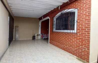 Imagem: A casa possui 3 Dormitórios, 2 Banheiros, 2 Vagas na garagem