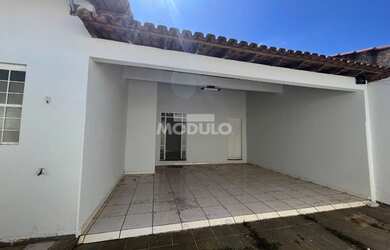 Imagem: A casa possui 4 Dormitórios, 3 Banheiros, 3 Vagas na garagem