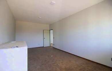 Imagem: A casa possui 5 Dormitórios, 1 Banheiro, 3 Vagas na garagem