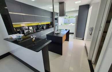 Imagem: A casa em condomínio possui 4 Dormitórios, 5 Banheiros, 5