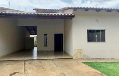 Imagem: A casa possui 3 Dormitórios, 2 Banheiros, 3 Vagas na garagem