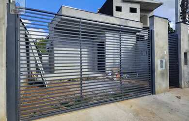 Imagem: A casa possui 3 Dormitórios, 3 Banheiros, 2 Vagas na garagem