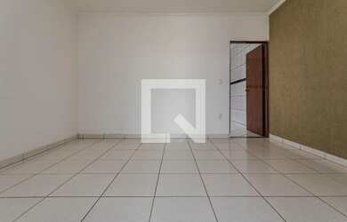 Imagem: A casa possui 2 Dormitórios, 2 Banheiros, 2 Vagas na garagem