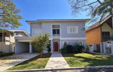 Imagem: A casa possui 4 Dormitórios, 5 Banheiros, 4 Vagas na garagem
