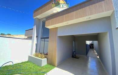 Imagem: A casa possui 3 Dormitórios, 2 Banheiros, 2 Vagas na garagem