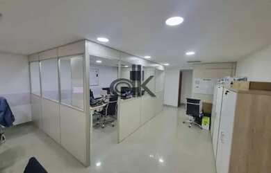 Imagem: O depósito possui 2 Vagas na garagem, 120m² de Área e está