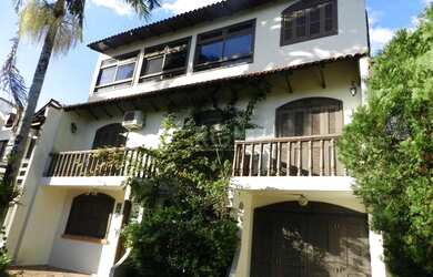 Imagem: A casa em condomínio possui 5 Dormitórios, 3 Banheiros, 3