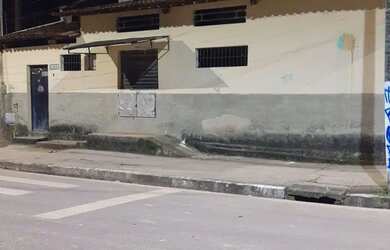 Imagem: A casa possui 2 Dormitórios, 1 Banheiro, 1 Vaga na garagem