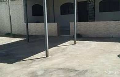 Imagem: A casa possui 3 Dormitórios, 1 Banheiro e 3 Vagas na garagem