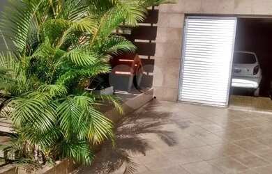 Imagem: A casa possui 3 Dormitórios, 4 Banheiros, 5 Vagas na garagem