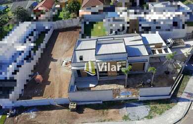 Imagem: A casa possui 3 Dormitórios, 2 Banheiros, 2 Vagas na garagem