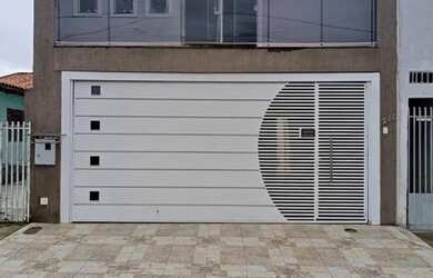 Imagem: A casa possui 3 Dormitórios, 2 Banheiros, 2 Vagas na garagem