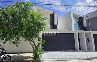 Imagem: A casa possui 3 Dormitórios, 1 Banheiro, 2 Vagas na garagem