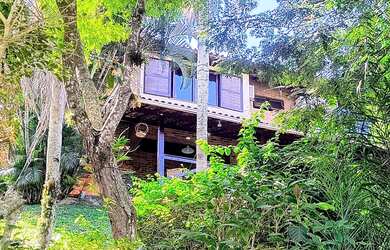 Imagem: A casa possui 4 Dormitórios, 3 Banheiros, 5 Vagas na garagem