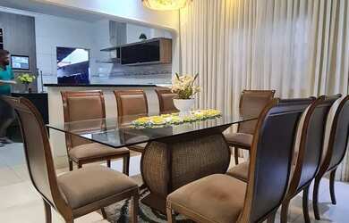 Imagem: A casa possui 3 Dormitórios, 2 Banheiros, 3 Vagas na garagem