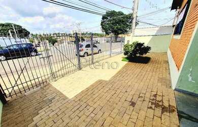 Imagem: A casa possui 3 Dormitórios, 2 Banheiros, 4 Vagas na garagem