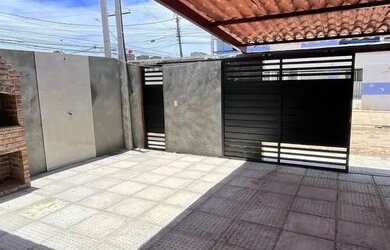 Imagem: A casa possui 3 Dormitórios, 1 Banheiro, 1 Vaga na garagem