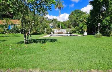 Imagem: A casa possui 4 Dormitórios, 4 Banheiros, 5 Vagas na garagem