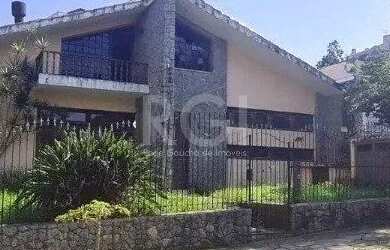 Imagem: A casa possui 4 Dormitórios, 5 Banheiros, 4 Vagas na garagem