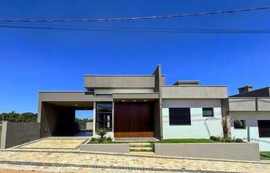 Imagem: A casa possui 3 Dormitórios, 2 Banheiros, 2 Vagas na garagem