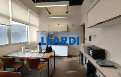 Imagem: O depósito para alugar possui 1 Vaga na garagem e 157m² de