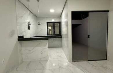 Imagem: A casa possui 3 Dormitórios, 2 Banheiros, 2 Vagas na garagem