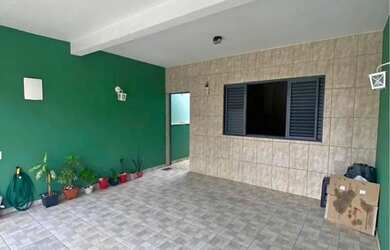 Imagem: A casa possui 3 Dormitórios, 2 Banheiros, 2 Vagas na garagem