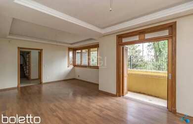 Imagem: A casa possui 4 Dormitórios, 5 Banheiros, 3 Vagas na garagem