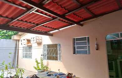 Imagem: A casa possui 3 Dormitórios, 2 Banheiros, 4 Vagas na garagem