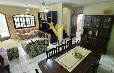 Imagem: A casa possui 3 Dormitórios, 2 Banheiros, 3 Vagas na garagem